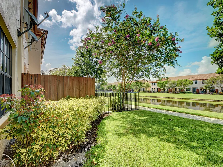 10385 Wellington Parc Dr — Photo 37
