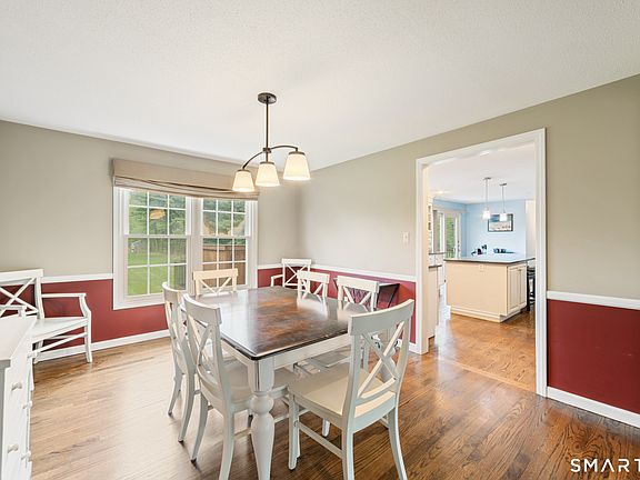 5th image of 27 South Pond Circle