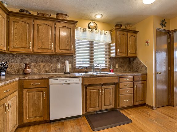 4th image of 710 Eagle View Dr