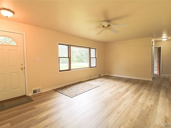 3rd image of 941 Akron Rd