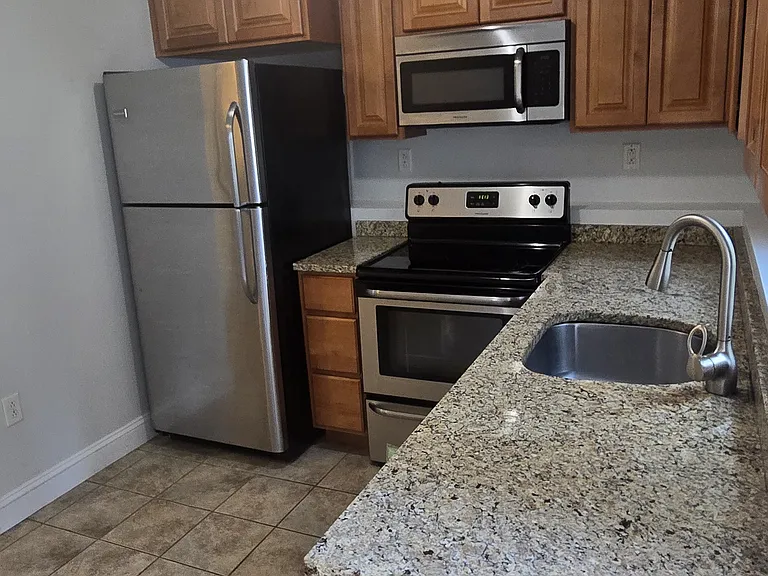 323 Commercial St — Photo 2