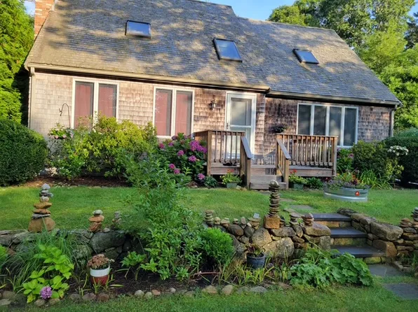 6 Stone Pound Way, Oak Bluffs, MA 02557