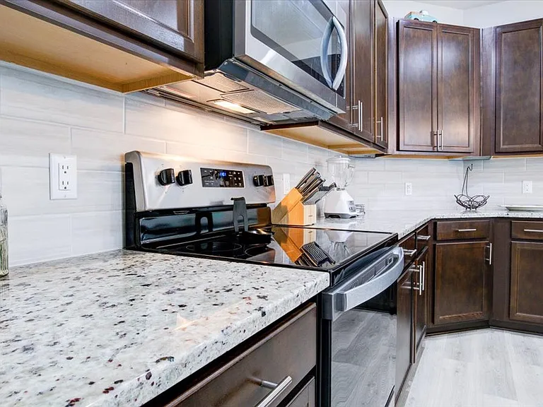 125 Parrot Ave — Photo 21
