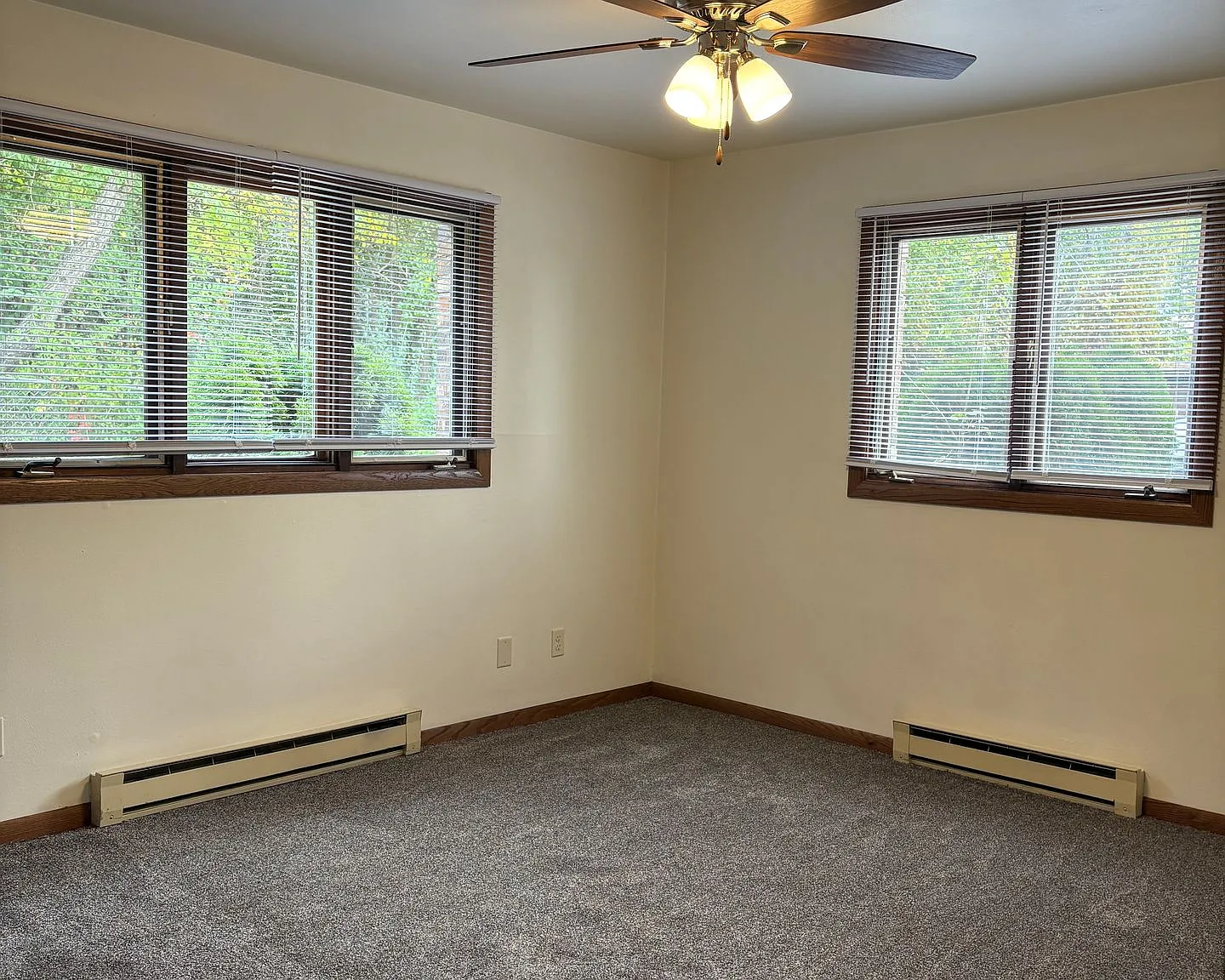 Immaculate Updated 1 & 2 Bedroom with 1 Bath and garage — Photo 3