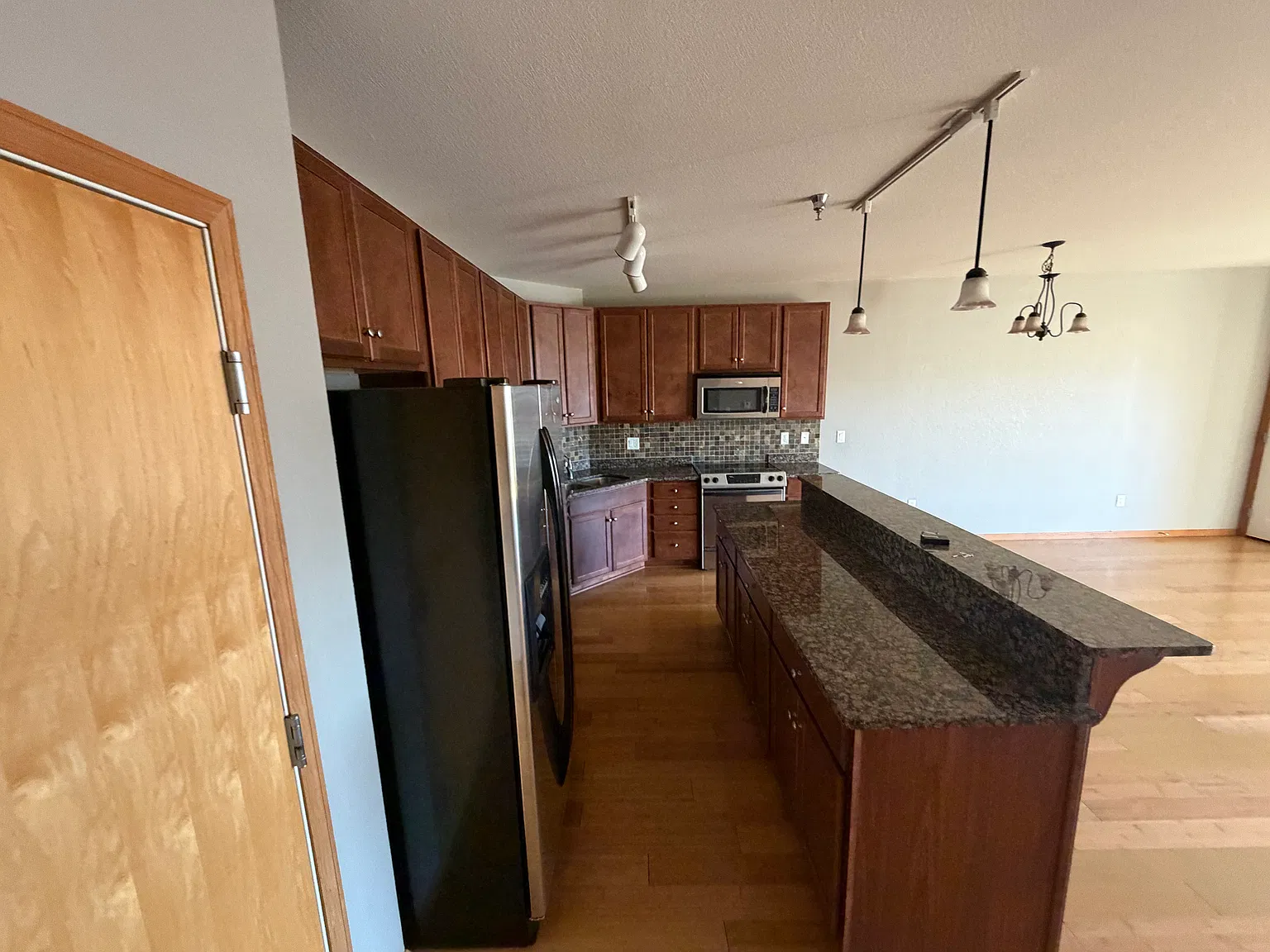 1 bed, 1403 sqft, $1,881 — Photo 3