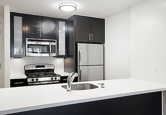 3rd image of 4134 Crescent St APT 4m