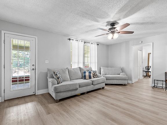 3rd image of 415 Hickory St