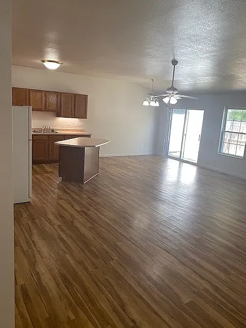 3 bed, 1.5 bath, 1500 sqft, $1,700 — Photo 3
