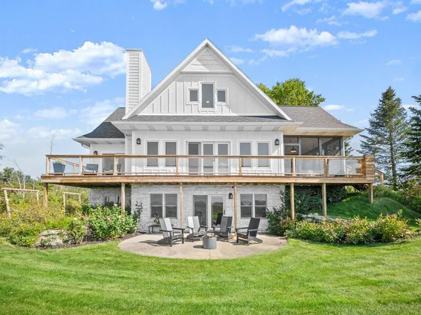 7616 1st St, Onekama, MI 49675