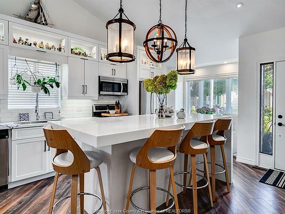 4th image of 20 Erie Glen Cres