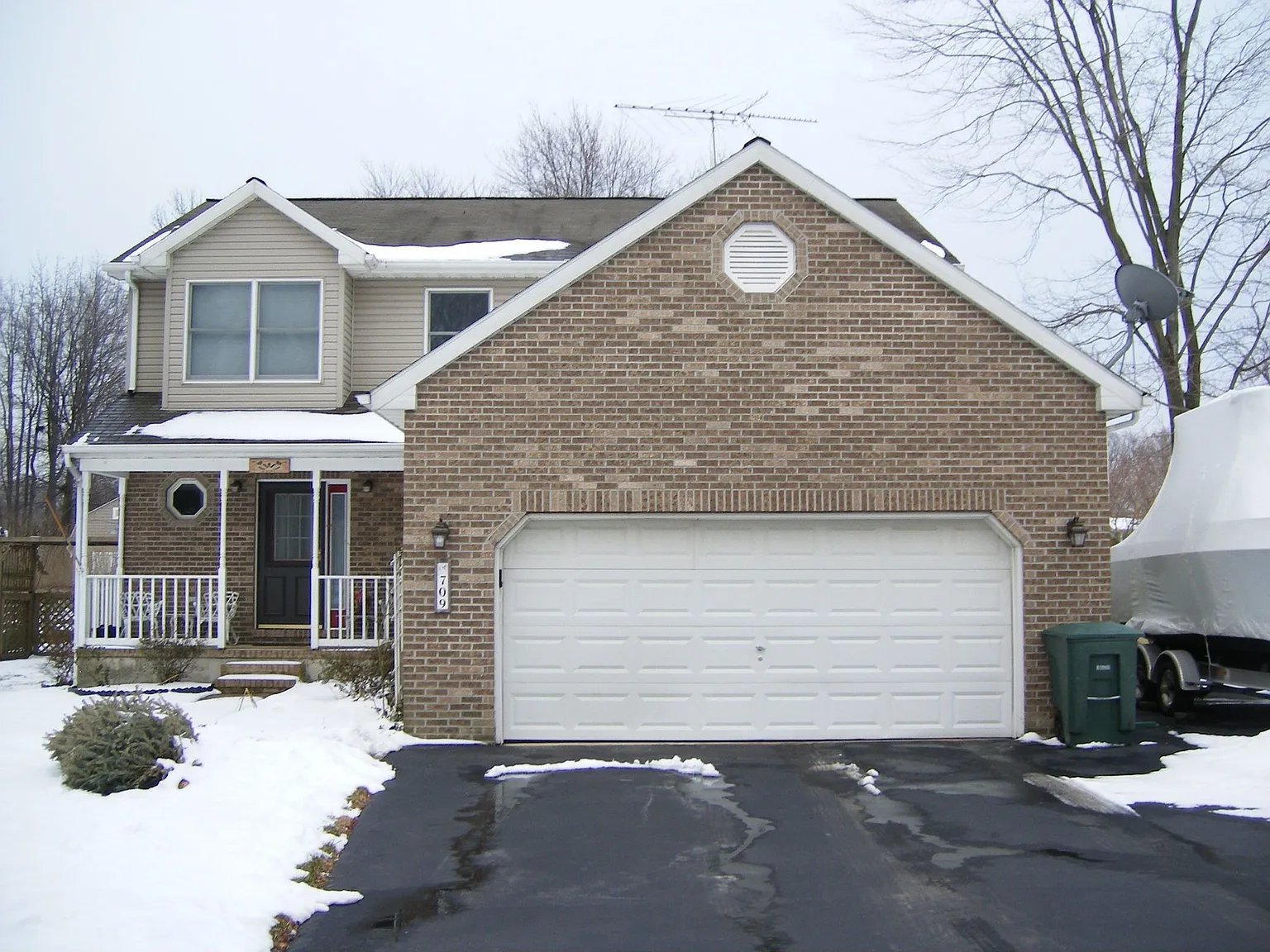 709 Victoria Dr photo 1