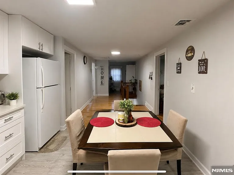 578 Hillside St — Photo 9