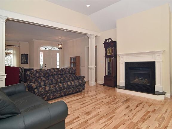 5th image of 55 Frybrook Dr