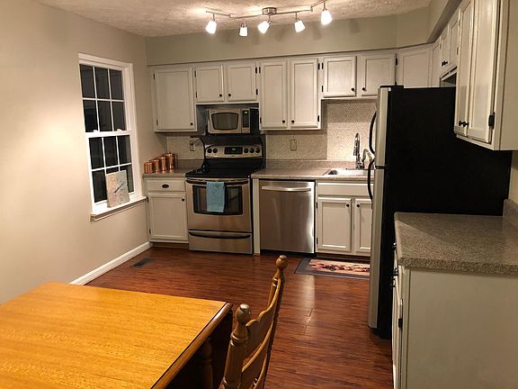 Kitchen and eat in