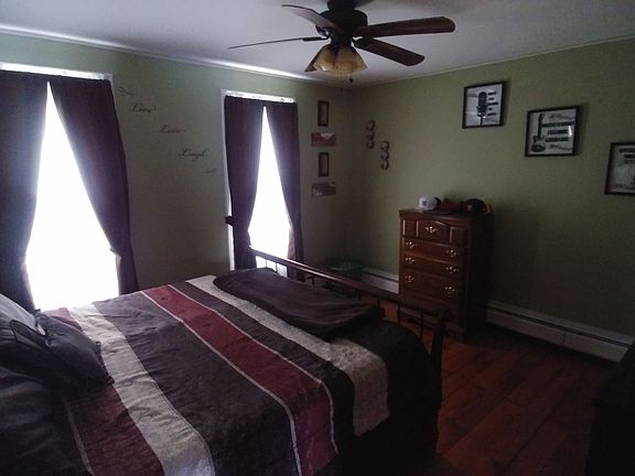 3rd image of 154 Lake Shore Dr E
