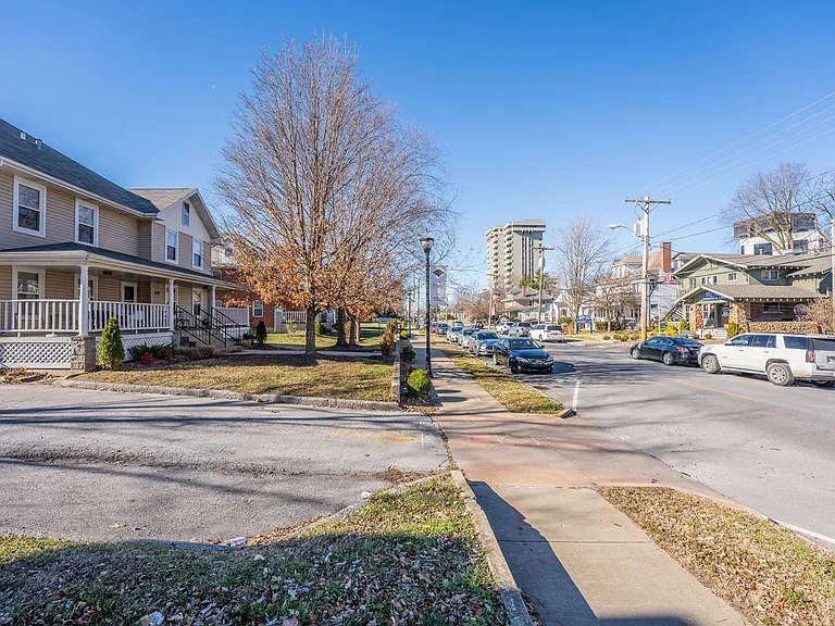 1030 E Walnut St — Photo 10