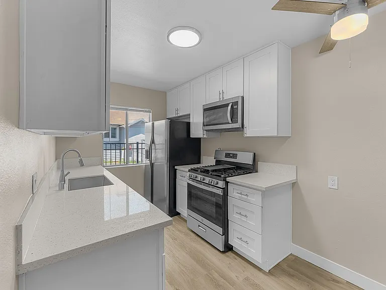 531 W Hyde Park Blvd #3 — Photo 5