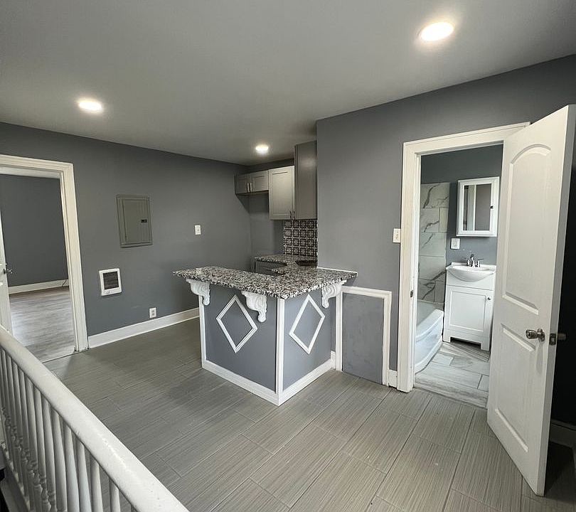 1st image of 453 E Indiana Ave Floor 3