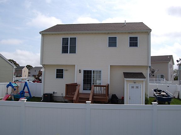 Fenced backyard - 6 ft viynl 