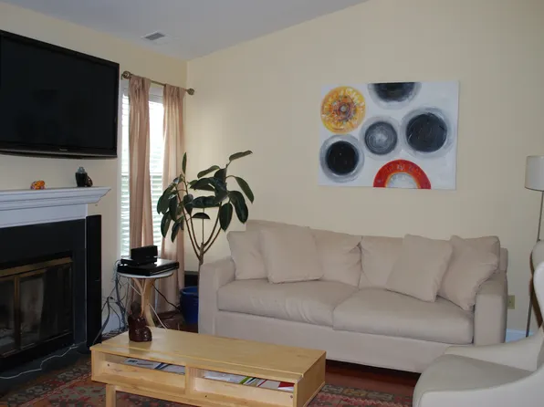 202 Salem Ct APT 12, Princeton, NJ 08540