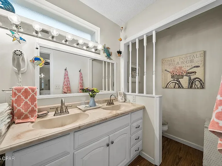 321 S Bonita Ave — Photo 16