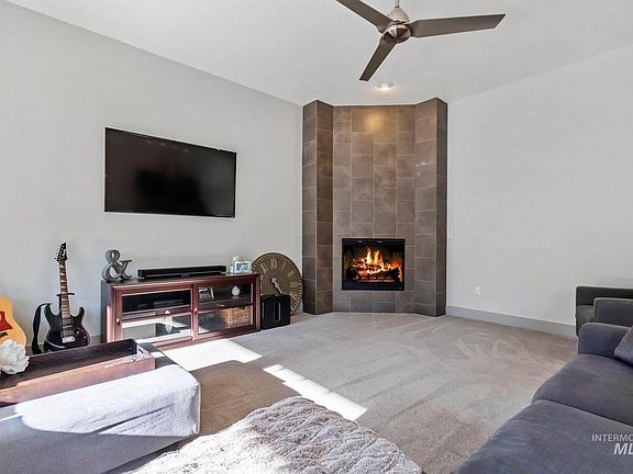 2nd image of 1083 E Wrightwood Dr