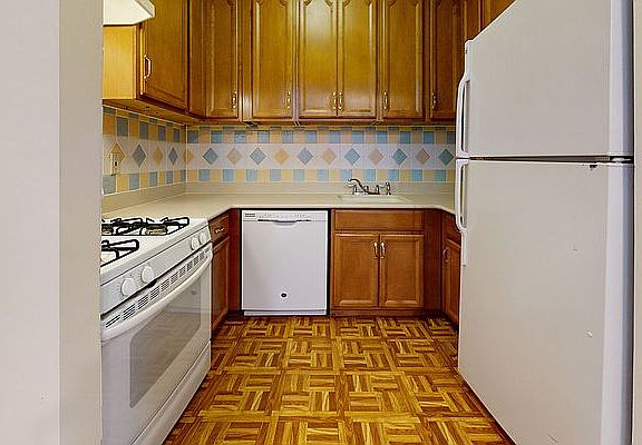 3rd image of 58 President St #C31