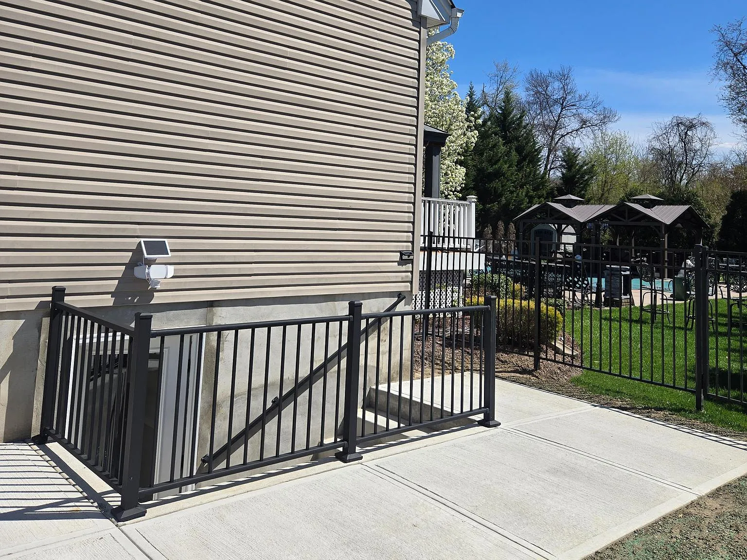 1 bed, 1.0 bath, 5011 sqft, $1,950 — Photo 2