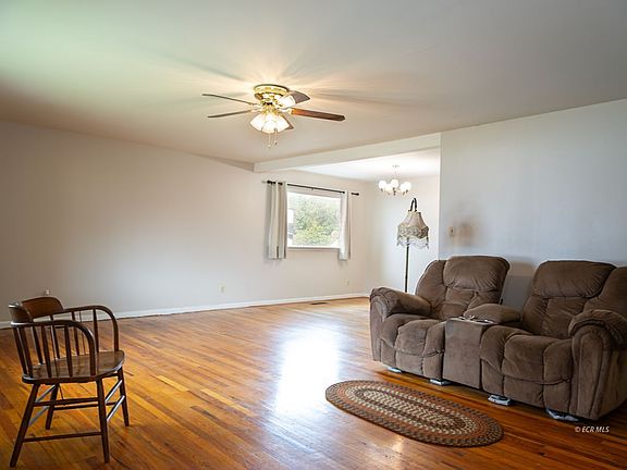 3rd image of 1112 Ruby Ave