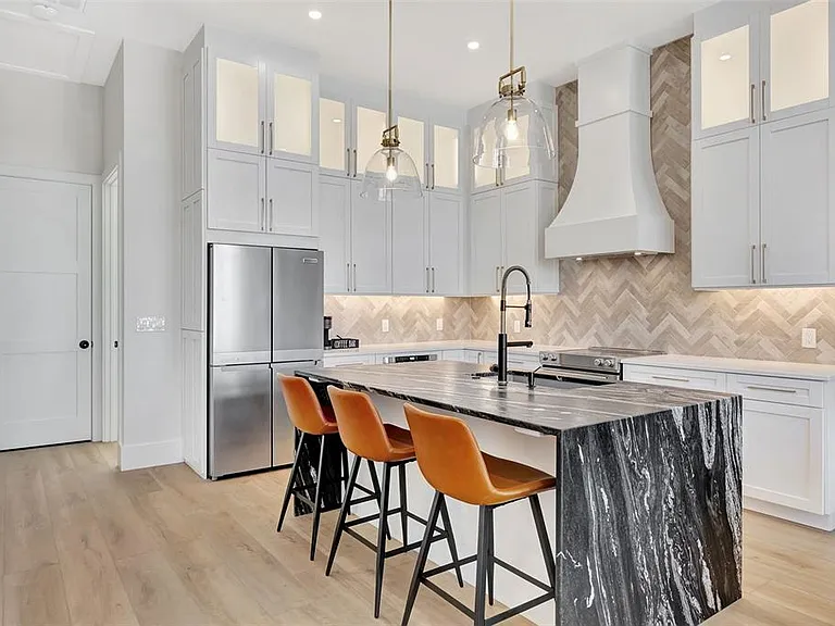 341 Albert St — Photo 9