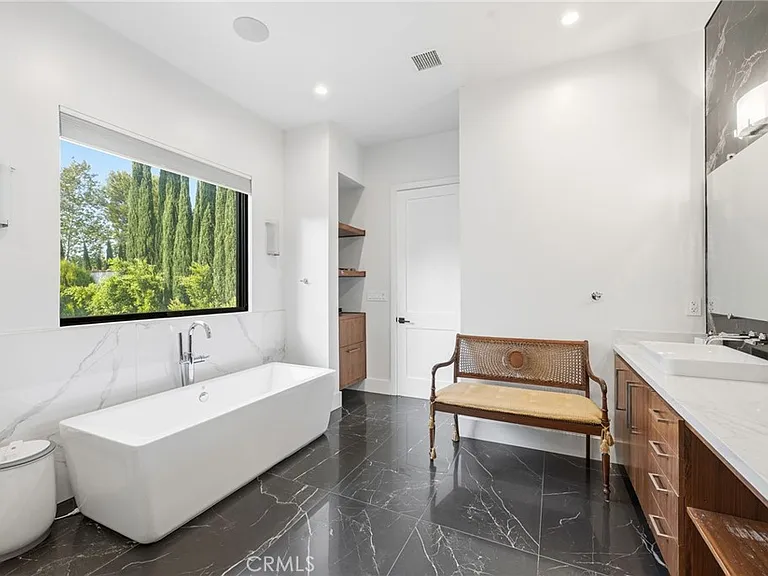 13135 Chandler Blvd — Photo 41