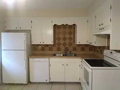 1592 Coombs Dr - 2 — Photo 4