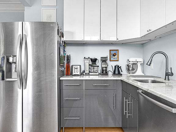 4th image of 96 Bowen St APT 3