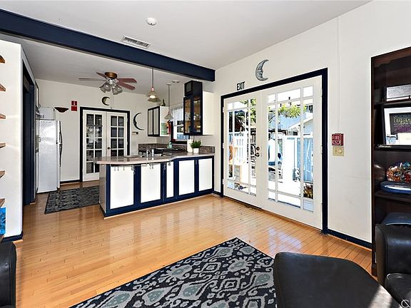 4th image of 404 Newport Ave