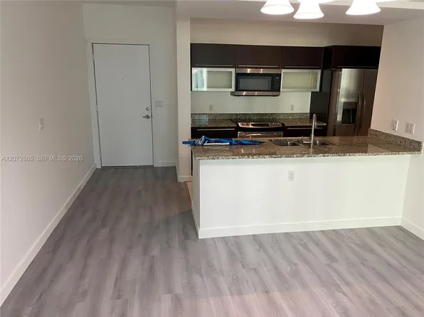 950 Brickell Bay Dr, Miami, FL