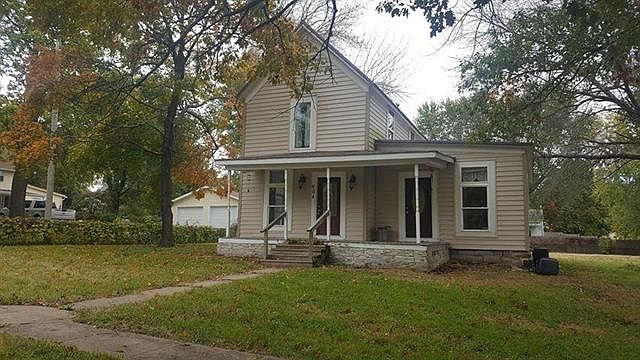 2nd image of 604 Maple St