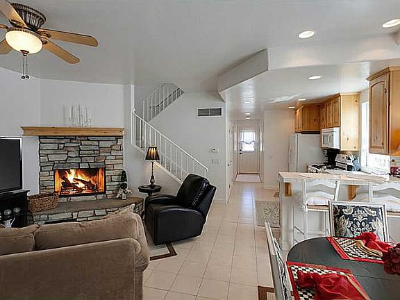 5th image of 1017 W Fairway Blvd