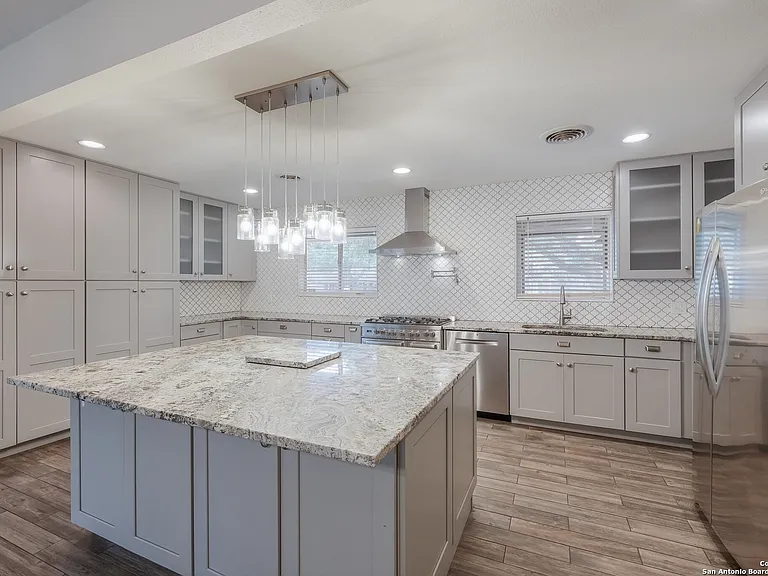 734 Susie Ct — Photo 4