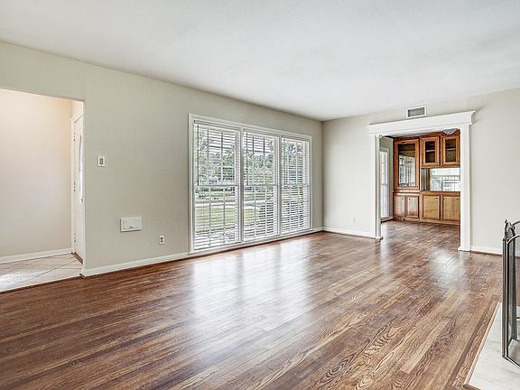 4th image of 3709 Parkwood Dr
