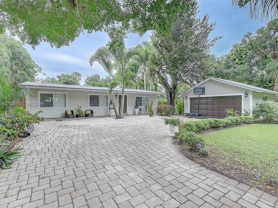 1st image of 369 Caloosa Dr