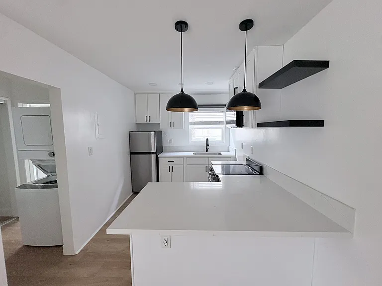 942 S Burlington Ave #5 — Photo 5