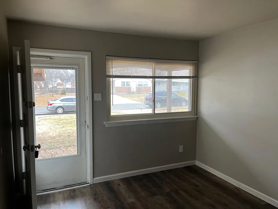 Living Room/Front door