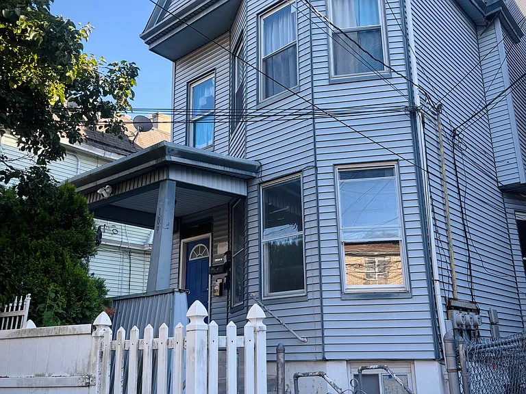 109 Coral St #1 — Photo 1