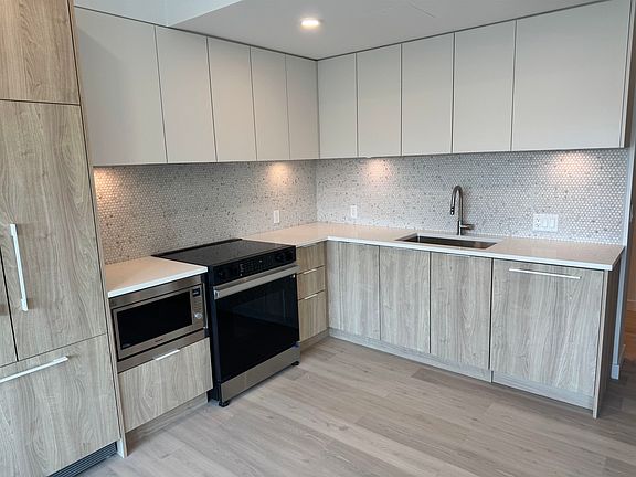 3rd image of 1616 Lloyd Ave #30