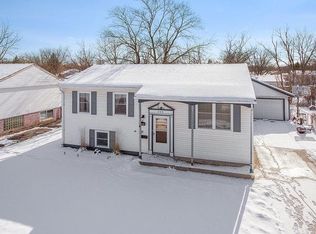220 E Maple Dr, Glenwood, IL 60425