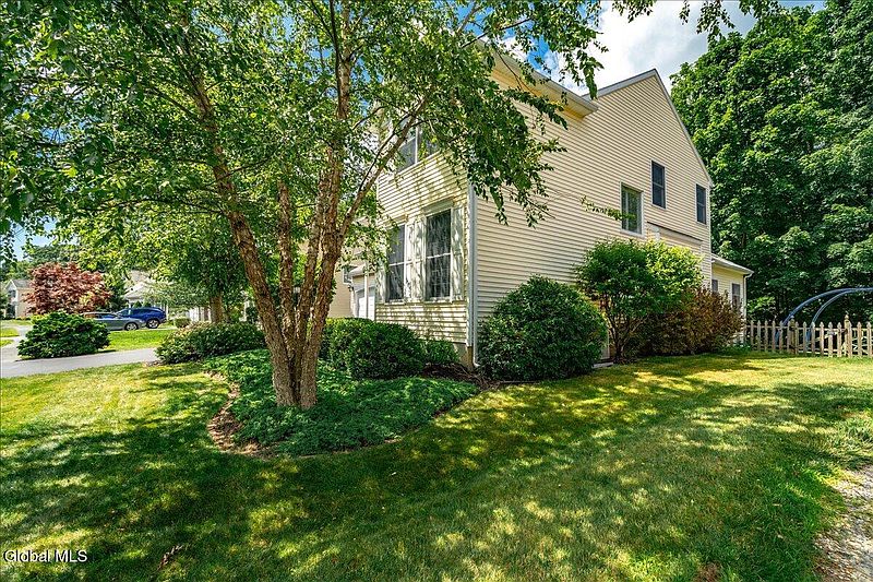 3rd image of 24 Thistle Drive