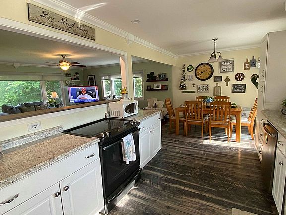 4th image of 72 Houtman Dr