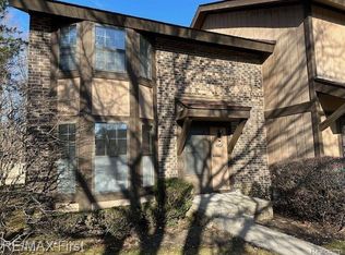 25195 Greenbrooke Dr, Southfield, MI 48033