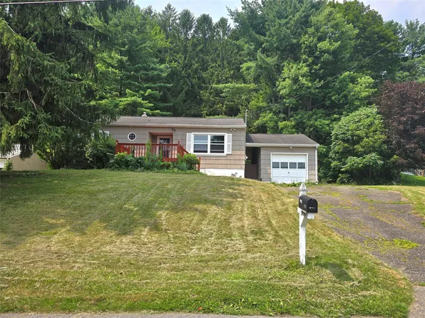 1219 Crestview Dr, Endicott, NY 13760