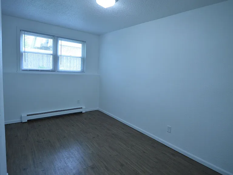Evergreen Apartments — Photo 11